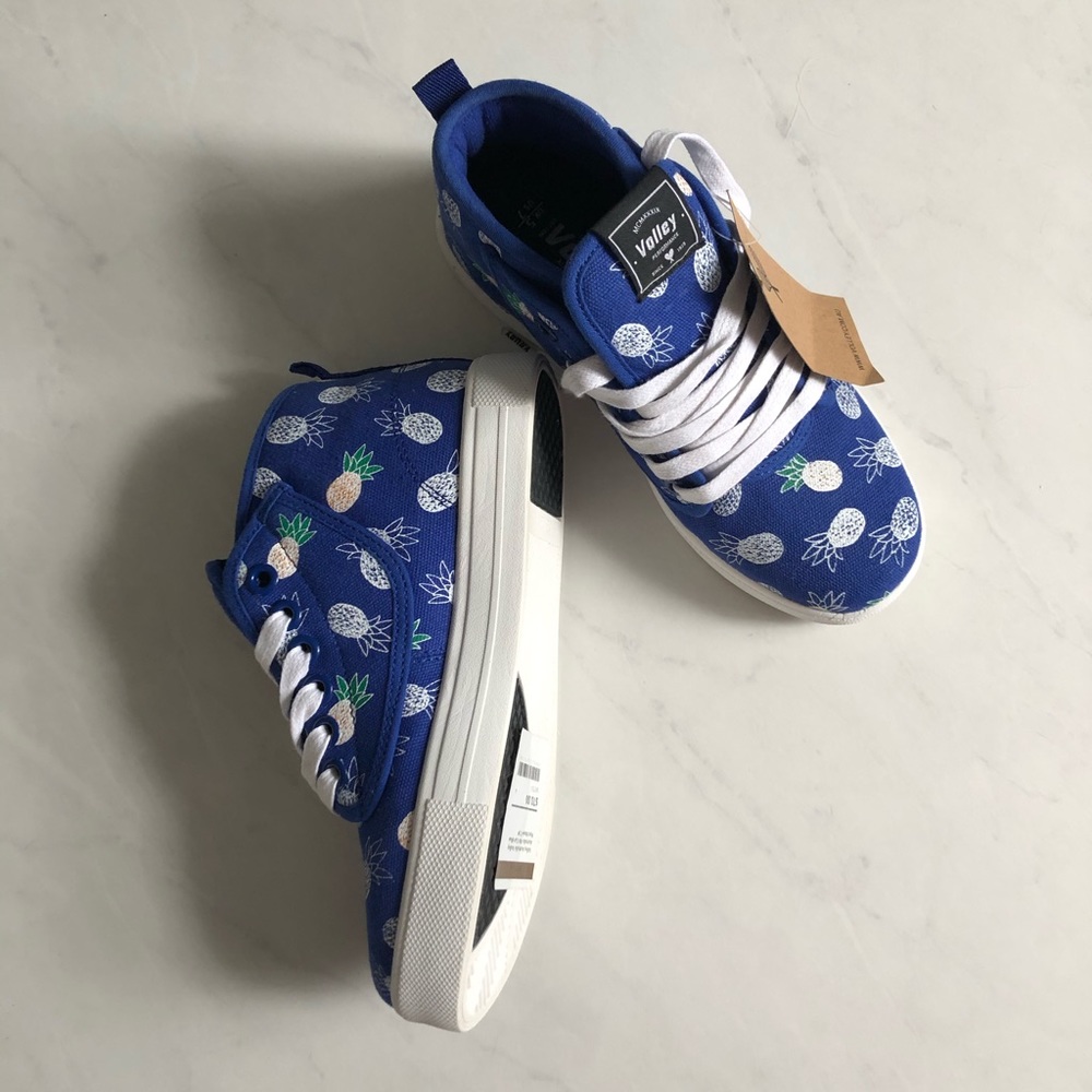 NWT Volley Australia pineapple sneakers